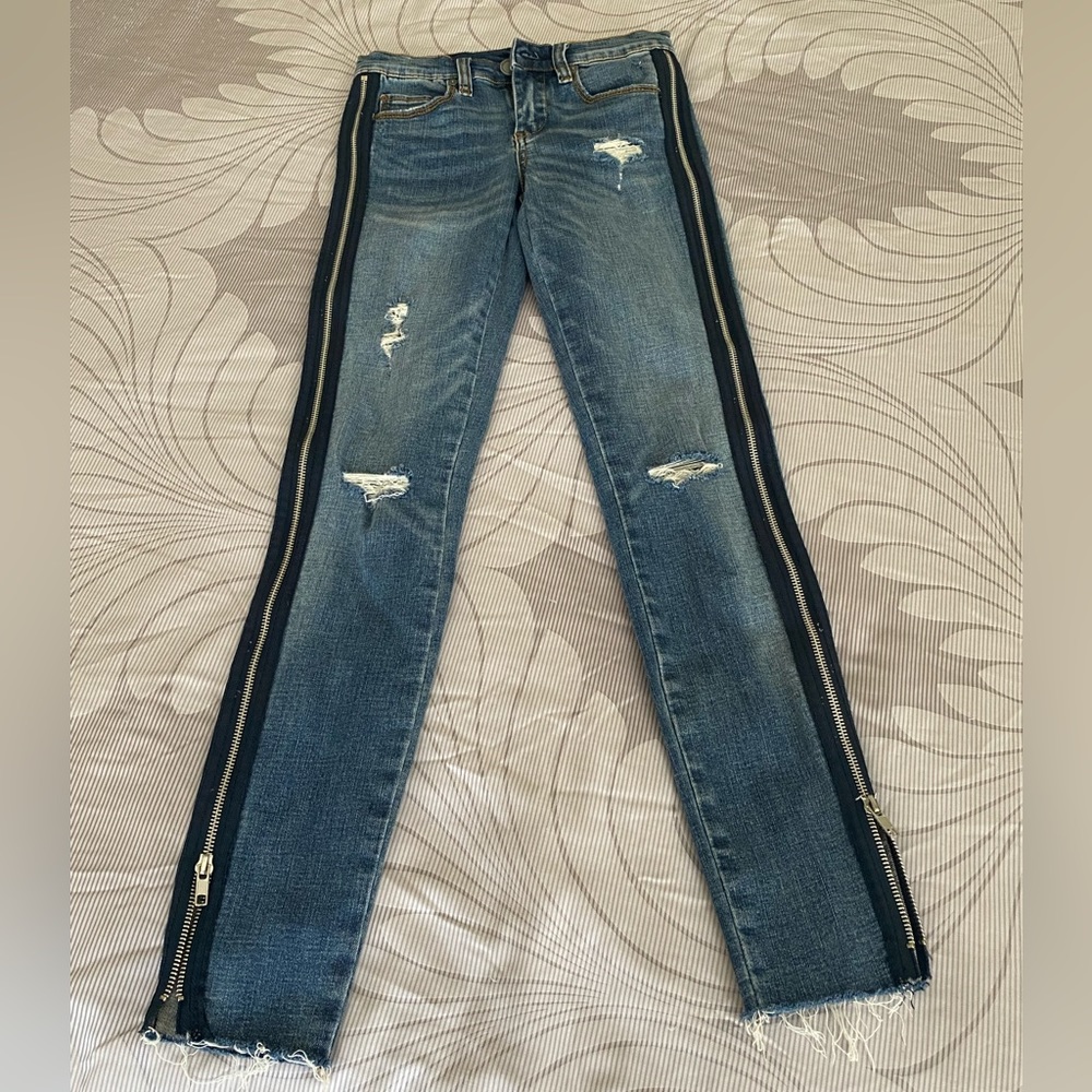 BlankNYC zipper side distressed size 24 jeans